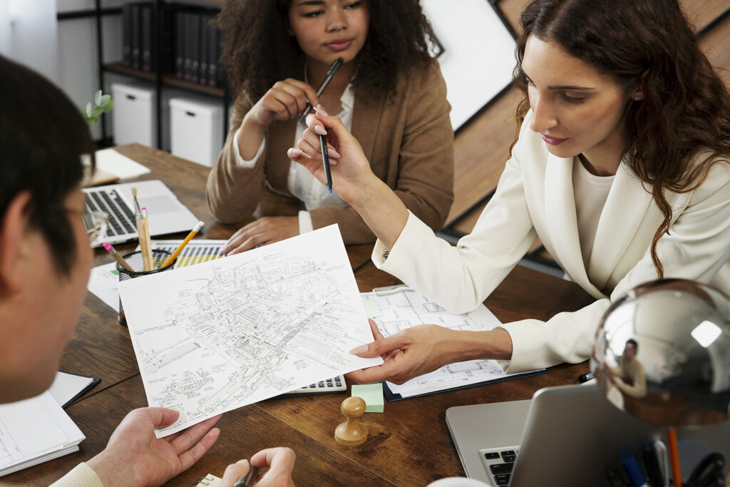 Equipe de profissionais discutindo planos e estratégias de marketing digital, analisando documentos e dados em uma reunião de planejamento.